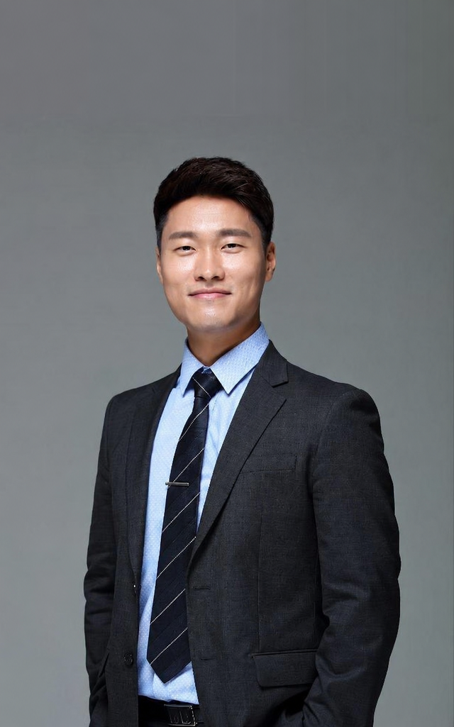 <style> /* 설명 영역 자체의 여백/라인/높이를 완전히 제거 */ :host {     display: block !important;     position: relative !important;     width: 300px !important;     height: 480px !important;     padding: 0 !important;     margin: 0 !important;     line-height: 0 !important; }  /* 설명 텍스트 기본 레이아웃 제거 */ :host p, :host div {     margin: 0 !important;     padding: 0 !important; }  /* 카드 전체를 이미지와 동일한 위치(0,0)에 고정 */ .profile-card {     position: absolute;     top: 0 !important;     left: 0 !important;     width: 300px;     height: 480px;     border-radius: 22px;     overflow: hidden;     pointer-events: none; /* 클릭이 이미지로 전달되도록 */ }  /* 위·아래 짙은 회색 그라데이션(중간 = 완전 투명) */ .gradient-overlay {     position: absolute;     top: 0;     left: 0;     width: 300px;     height: 480px;     background: linear-gradient(         to bottom,         rgba(30,31,38,0.85) 0%,         rgba(30,31,38,0.0) 33%,         rgba(30,31,38,0.0) 65%,         rgba(30,31,38,0.85) 100%     );     z-index: 1; }  /* 텍스트 공통 */ .profile-text-top, .profile-text-bottom {     position: absolute;     left: 20px;     z-index: 2;     color: #fff;     pointer-events: none; }  .profile-text-top { top: 20px; }  .profile-name {     font-size: 22px;     font-weight: 700; }  .profile-role {     font-size: 14px;     opacity: 0.9; }  .profile-text-bottom {     bottom: 18px;     width: 90%; }  .profile-bio {     font-size: 13px;     opacity: 0.85;     line-height: 1.4; } </style>  <div class="profile-card">      <div class="gradient-overlay"></div>      <div class="profile-text-top">         <div class="profile-name"> 전준수 </div> <div class="profile-role"> 팀장 Team Leader</div> </div> </div>