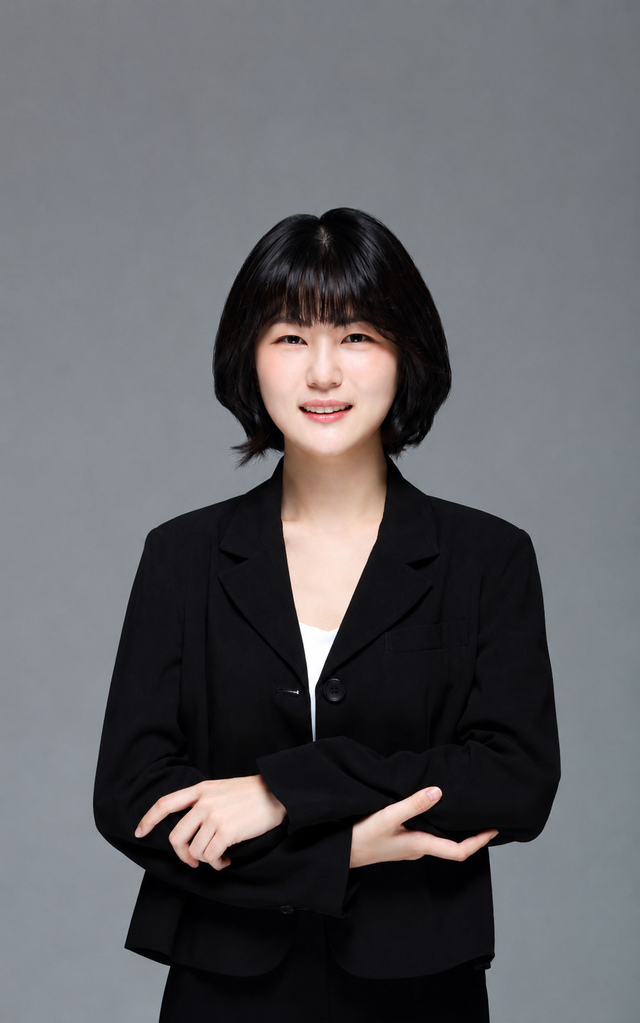 <style> /* 설명 영역 자체의 여백/라인/높이를 완전히 제거 */ :host {     display: block !important;     position: relative !important;     width: 300px !important;     height: 480px !important;     padding: 0 !important;     margin: 0 !important;     line-height: 0 !important; }  /* 설명 텍스트 기본 레이아웃 제거 */ :host p, :host div {     margin: 0 !important;     padding: 0 !important; }  /* 카드 전체를 이미지와 동일한 위치(0,0)에 고정 */ .profile-card {     position: absolute;     top: 0 !important;     left: 0 !important;     width: 300px;     height: 480px;     border-radius: 22px;     overflow: hidden;     pointer-events: none; /* 클릭이 이미지로 전달되도록 */ }  /* 위·아래 짙은 회색 그라데이션(중간 = 완전 투명) */ .gradient-overlay {     position: absolute;     top: 0;     left: 0;     width: 300px;     height: 480px;     background: linear-gradient(         to bottom,         rgba(30,31,38,0.85) 0%,         rgba(30,31,38,0.0) 33%,         rgba(30,31,38,0.0) 65%,         rgba(30,31,38,0.85) 100%     );     z-index: 1; }  /* 텍스트 공통 */ .profile-text-top, .profile-text-bottom {     position: absolute;     left: 20px;     z-index: 2;     color: #fff;     pointer-events: none; }  .profile-text-top { top: 20px; }  .profile-name {     font-size: 22px;     font-weight: 700; }  .profile-role {     font-size: 14px;     opacity: 0.9; }  .profile-text-bottom {     bottom: 18px;     width: 90%; }  .profile-bio {     font-size: 13px;     opacity: 0.85;     line-height: 1.4; } </style>  <div class="profile-card">      <div class="gradient-overlay"></div>      <div class="profile-text-top">         <div class="profile-name"> 함지우 </div> <div class="profile-role"> 매니저 Manager</div> </div> </div>