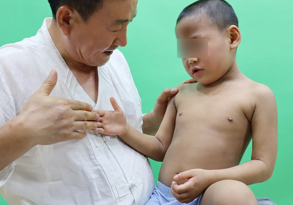 (개발자 김수남) "태어날 때부터 예민한 피부로 고생한 아이, 아토나로 피부가 눈에 띄게 달라졌어요."