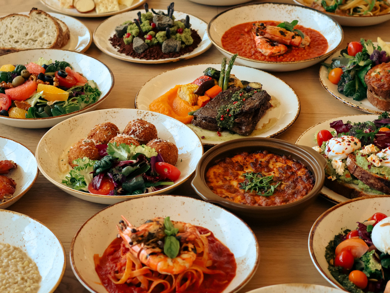 <div style="text-align:left; margin-top:40px;"> <p style="font-size: 24px; line-height:1;">DEOSUP DINING </p> <p style="font-family:'Noto Sans KR', sans-serif; font-size: 12px; text-transform:uppercase;">  한식 식재료를 바탕으로 한 양식 메뉴를 선보이는 다이닝 공간입니다. </p> </div>