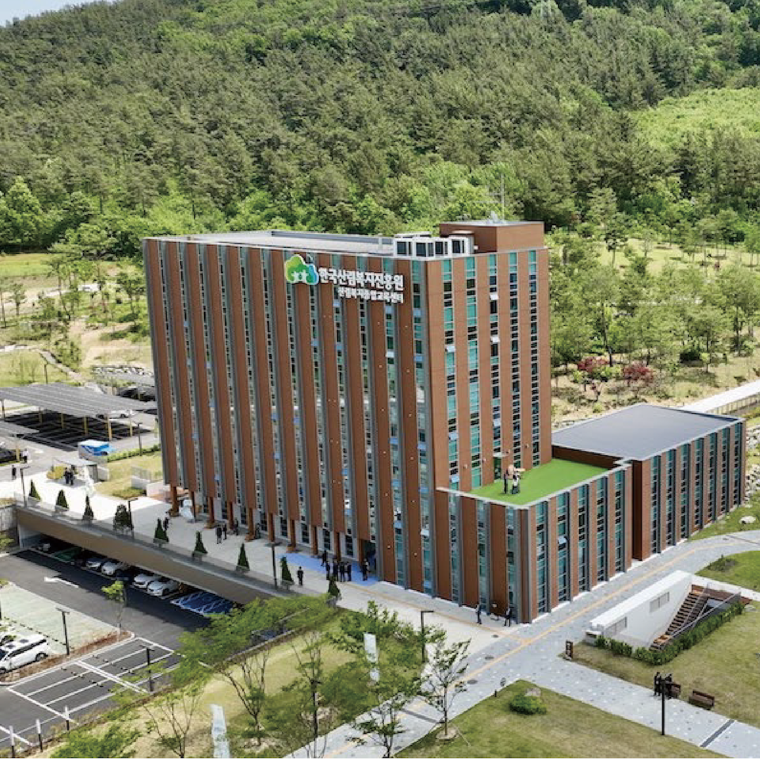 목조건축을 설명하는 사진으로, 미래형 친환경 고층 목조건축 기술이 적용된 한국산림복지진흥원 건물의 전경