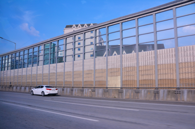 <span style="padding:6px 40px; font-weight:bold; background-color:#ffb000;">고속도로 방음벽</span>