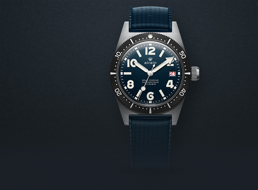 <p style="margin-left:10px;     font-size:40px;     font-weight:600;     line-height:1.2;     margin-bottom:30px;     color:#fff; ">Deep Blue</p>  <p style="     margin-left:10px;     line-height:1.6;     color:#e9e9e9; ">시대를 초월한 다재다능한 선택인 이 모델은 광활한 대양의 클래식한 매력을 떠올리게 하는 깊고 매끄러운 무광 블루 다이얼이 특징입니다.</p>