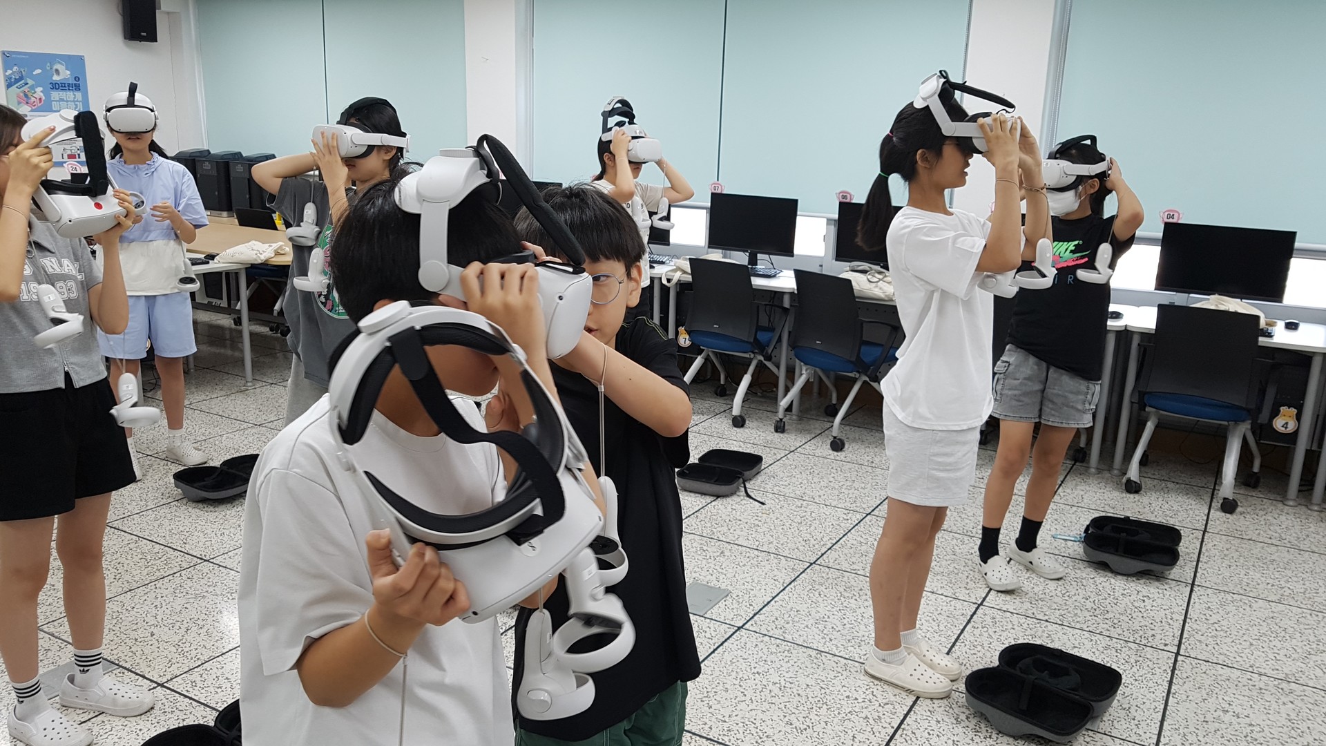 여러 참여자가 동시에 헤드셋을 착용하고 체험하는 모습