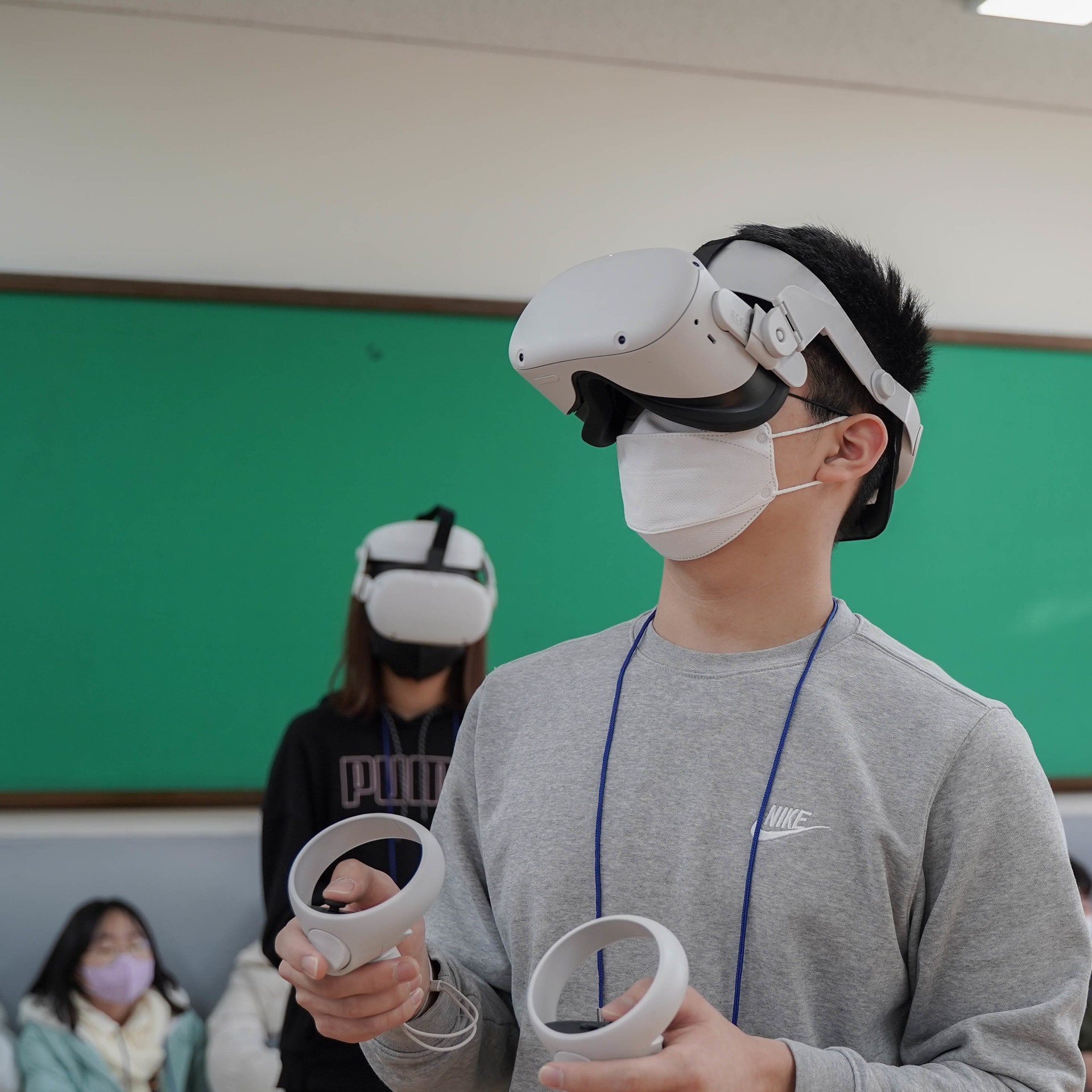 헤드셋을 쓰고 컨트롤러로 직접 조작하는 참여자