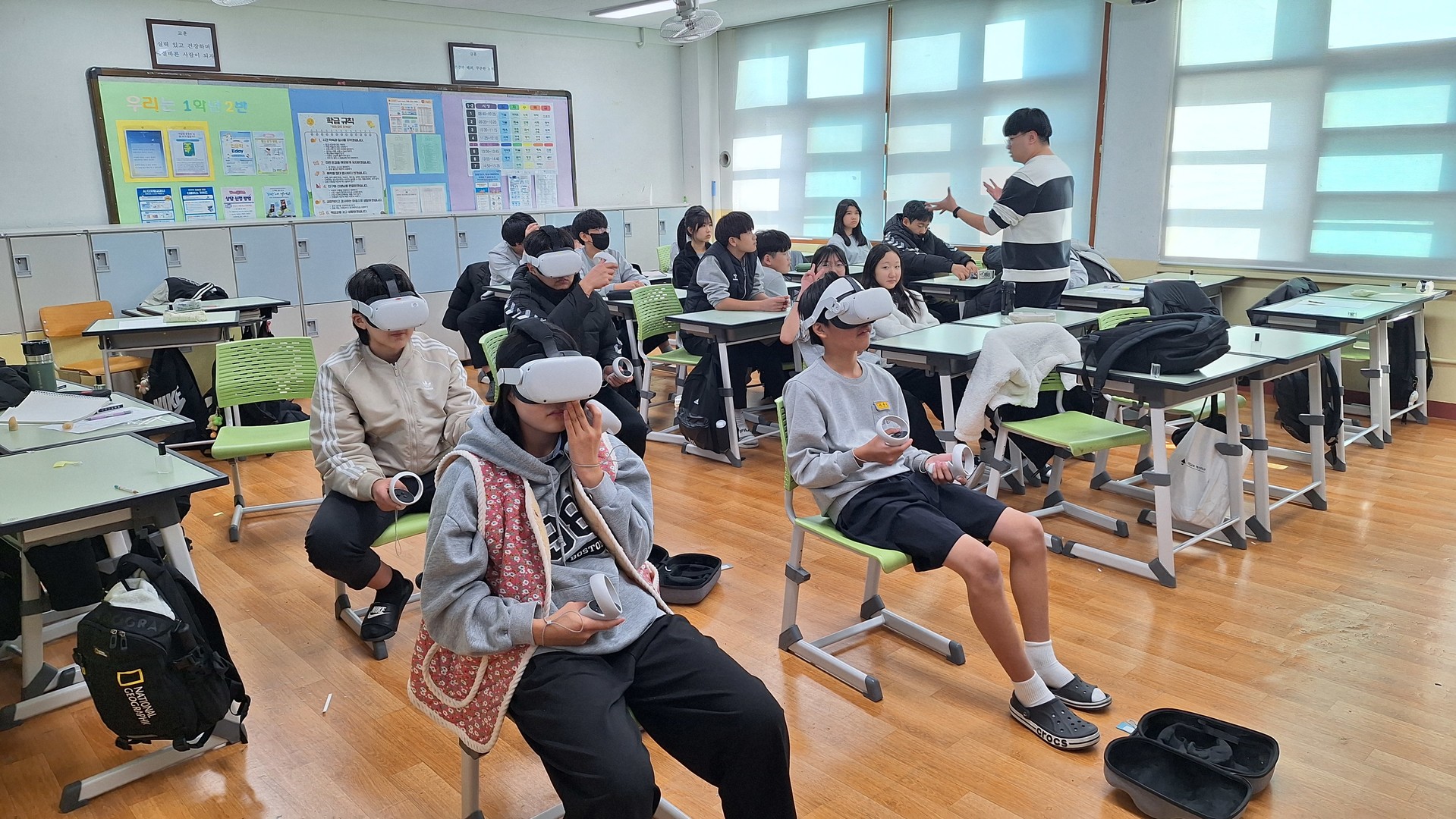 교실에서 학급 단위로 VR 체험을 진행하는 모습