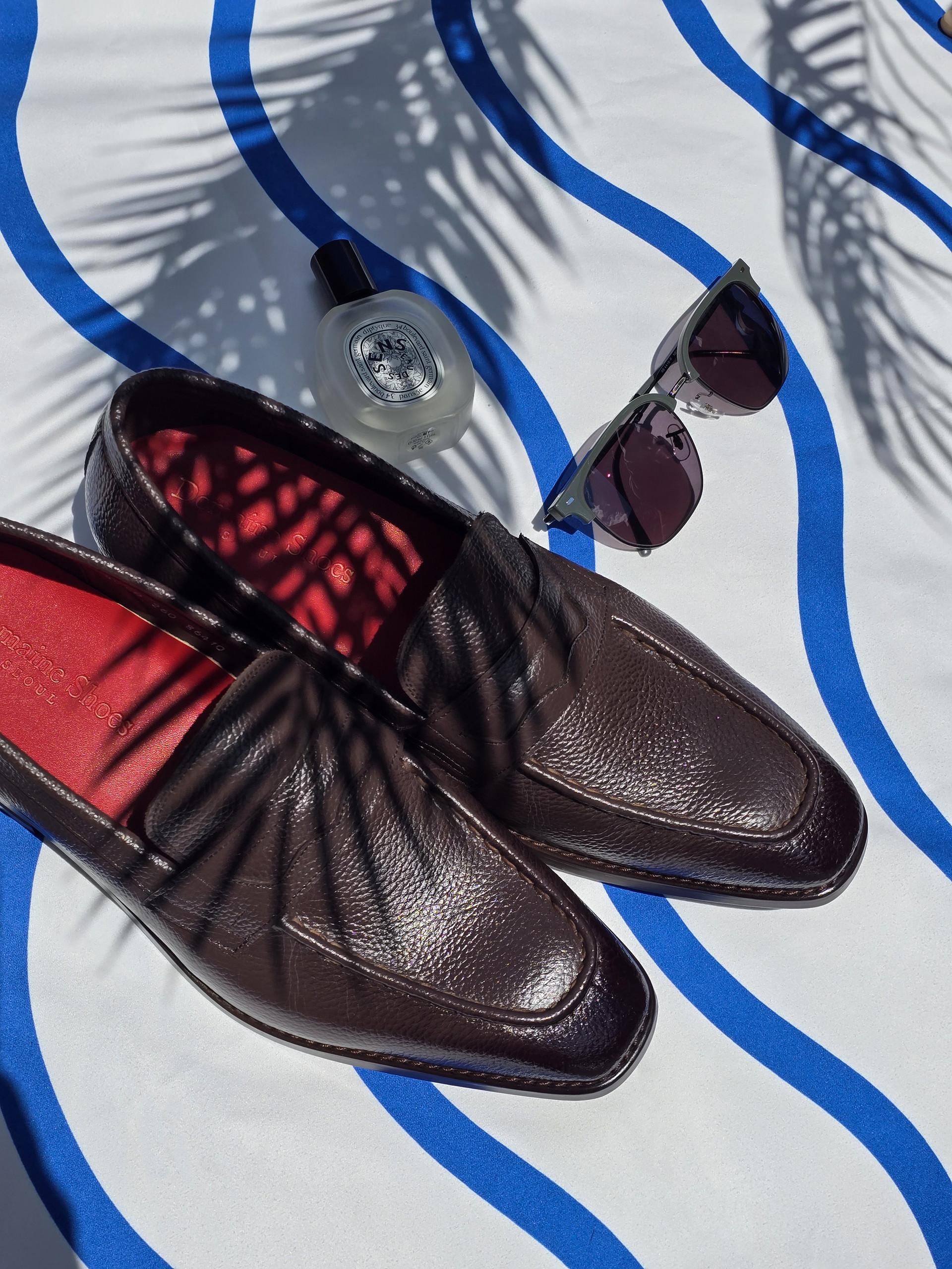 <div style="padding: 20px; text-align: left; color: white;">   <p>     <span style="font-size: 20px; font-weight: bold;">Andrew </span>     <span style="font-size: 15px; font-weight: regular;">Loafer</span>   </p>   <p>정제된 실루엣이 돋보이는 도멘슈즈의 베스트셀러</p> <br>  <button class="custom-button">Shop</button> </div>  <style>   .custom-button {     padding: 10px 40px;     font-size: 14px;     background-color: transparent;     color: white;     border: 1px solid white;     border-radius: 0;     cursor: pointer;     transition: background-color 0.3s;   }    .custom-button:hover {     background-color: #ae0e0e;   } </style>
