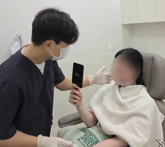 울산흉터치료 상담 시 거울을 보며 시술 부위를 설명하는 진료 사진