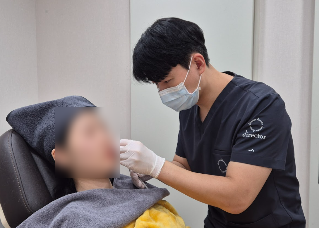 고덕보톡스 시술을 진행하는 디렉터의원 원장 진료 현장 사진