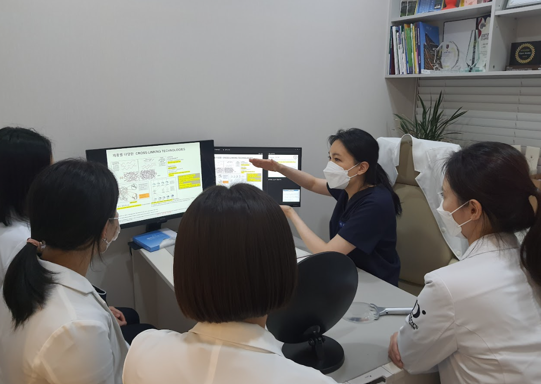 디렉터의원 의료진이 시술 자료를 함께 검토하는 내부 스터디 사진