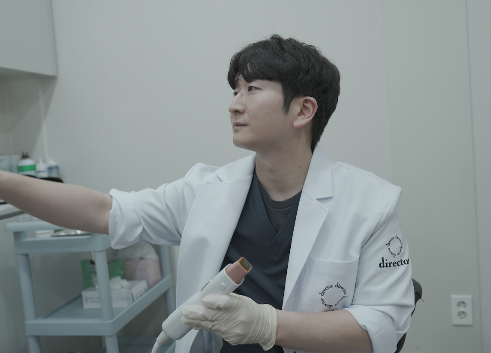 대전유성구피부과 디렉터의원 원장이 시술 기기를 들고 진료에 임하는 사진