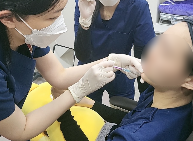 강남스킨부스터 주사 시술을 진행하는 디렉터의원 의료진 사진