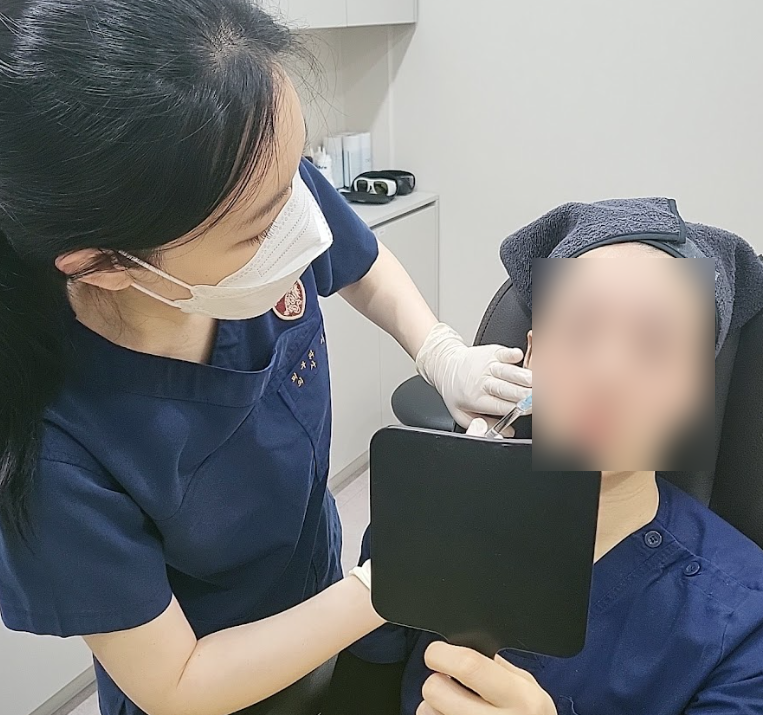 강남점빼기 시술을 진행하는 디렉터의원 의료진 진료 현장 사진