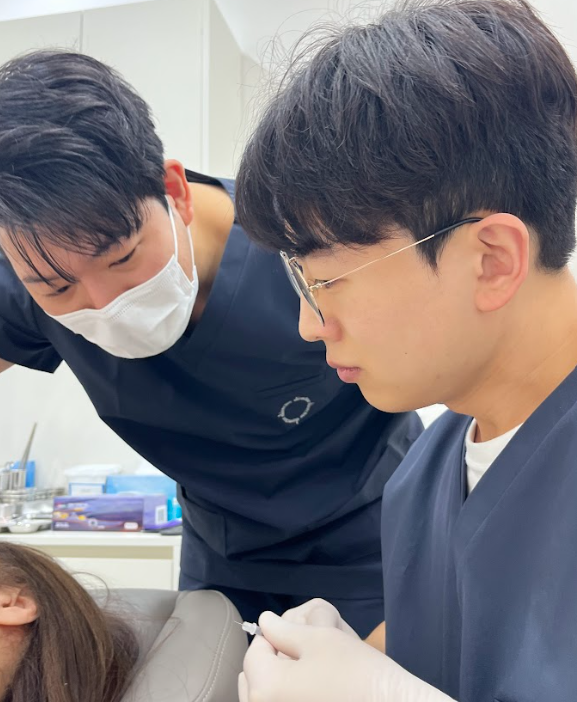 울산흉터치료 시술을 정밀하게 진행하는 디렉터의원 의료진 사진