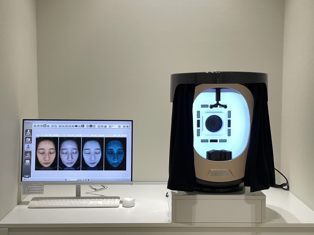 대전여드름피부과에서 피부 상태를 분석하는 정밀 진단 장비 사진