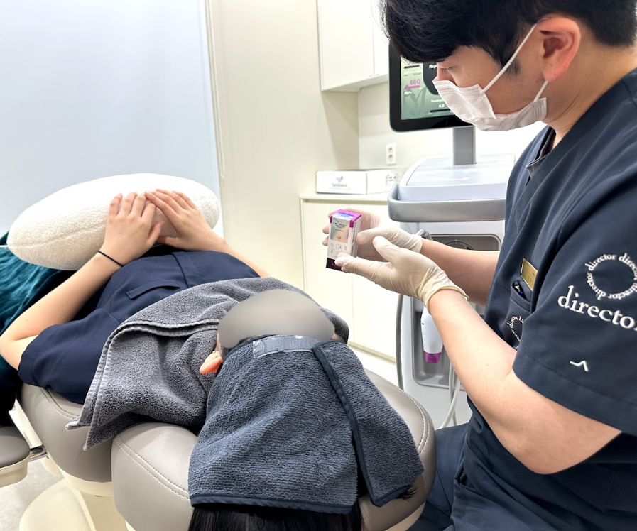 디렉터의원 대전유성구피부과 시술 전 제품 설명 및 진료 상담 사진