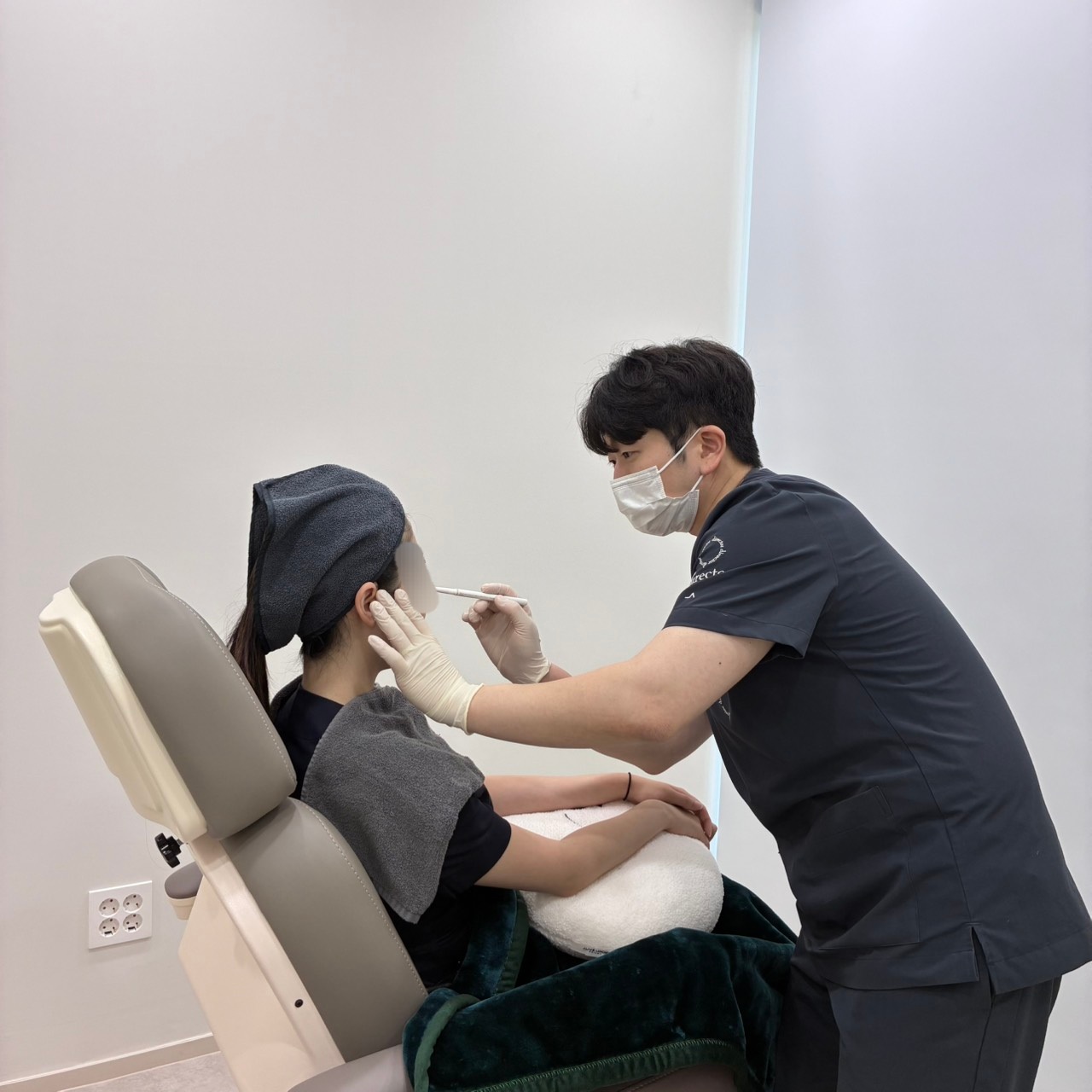 대전보톡스 시술 전 의료진이 환자의 얼굴 근육 발달 정도를 확인하며 디자인하는 사진