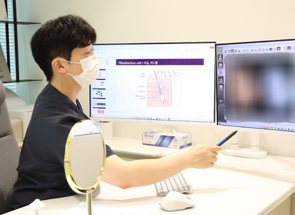 대전보톡스 상담 중 피부 구조 자료를 화면으로 보여주며 설명하는 사진
