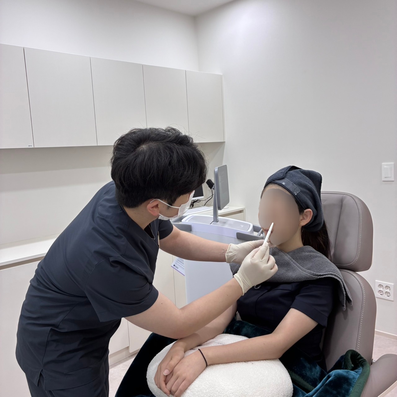 대전보톡스 시술 전 얼굴 좌우 대칭을 살피며 시술 부위를 마킹하는 사진