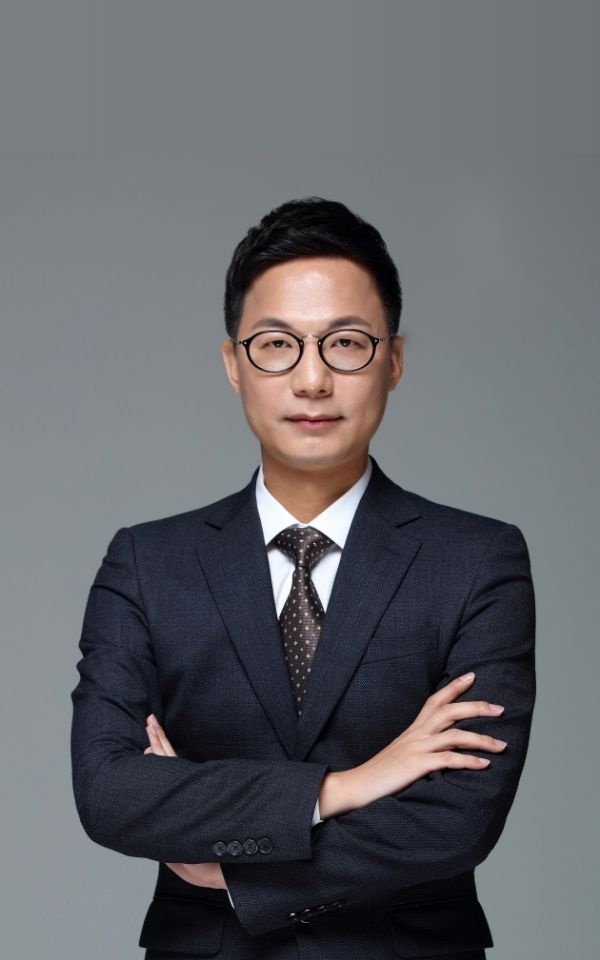 <style> /* 설명 영역 자체의 여백/라인/높이를 완전히 제거 */ :host {     display: block !important;     position: relative !important;     width: 300px !important;     height: 480px !important;     padding: 0 !important;     margin: 0 !important;     line-height: 0 !important; }  /* 설명 텍스트 기본 레이아웃 제거 */ :host p, :host div {     margin: 0 !important;     padding: 0 !important; }  /* 카드 전체를 이미지와 동일한 위치(0,0)에 고정 */ .profile-card {     position: absolute;     top: 0 !important;     left: 0 !important;     width: 300px;     height: 480px;     border-radius: 22px;     overflow: hidden;     pointer-events: none; /* 클릭이 이미지로 전달되도록 */ }  /* 위·아래 짙은 회색 그라데이션(중간 = 완전 투명) */ .gradient-overlay {     position: absolute;     top: 0;     left: 0;     width: 300px;     height: 480px;     background: linear-gradient(         to bottom,         rgba(30,31,38,0.85) 0%,         rgba(30,31,38,0.0) 33%,         rgba(30,31,38,0.0) 65%,         rgba(30,31,38,0.85) 100%     );     z-index: 1; }  /* 텍스트 공통 */ .profile-text-top, .profile-text-bottom {     position: absolute;     left: 20px;     z-index: 2;     color: #fff;     pointer-events: none; }  .profile-text-top { top: 20px; }  .profile-name {     font-size: 22px;     font-weight: 700; }  .profile-role {     font-size: 14px;     opacity: 0.9; }  .profile-text-bottom {     bottom: 18px;     width: 90%; }  .profile-bio {     font-size: 13px;     opacity: 0.85;     line-height: 1.4; } </style>  <div class="profile-card">      <div class="gradient-overlay"></div>      <div class="profile-text-top">         <div class="profile-name">김현진</div> <div class="profile-role">본부장 | Head of Operations Division </div> </div> </div>