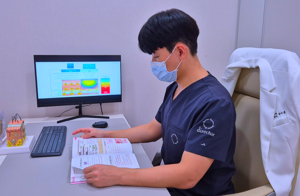 천호동클라리티 레이저제모 피부 상태 진료 자료 검토 장면