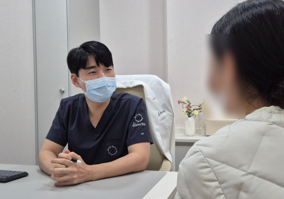 명일동피부과 기미잡티치료 1:1 맞춤 진단 상담 장면