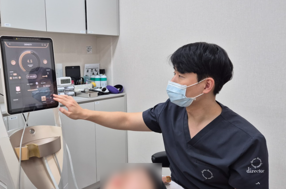 명일동피부과 기미잡티치료 레이저 장비 출력 설정 장면