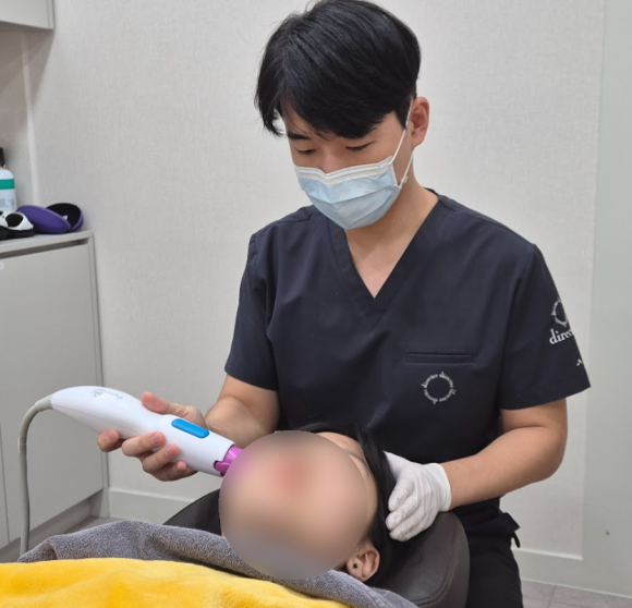 천호리프팅 핸드피스 장비 얼굴 리프팅 시술 진행 장면