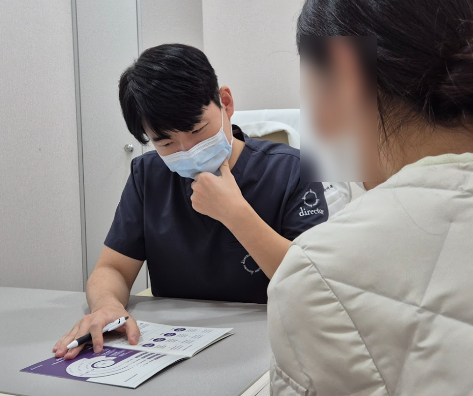천호리프팅 치료 계획 자료로 설명하는 상담 장면