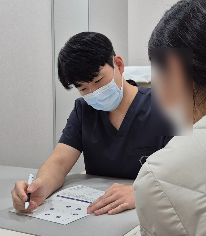 천호리프팅 시술 부위 직접 그려 설명하는 1:1 상담 장면