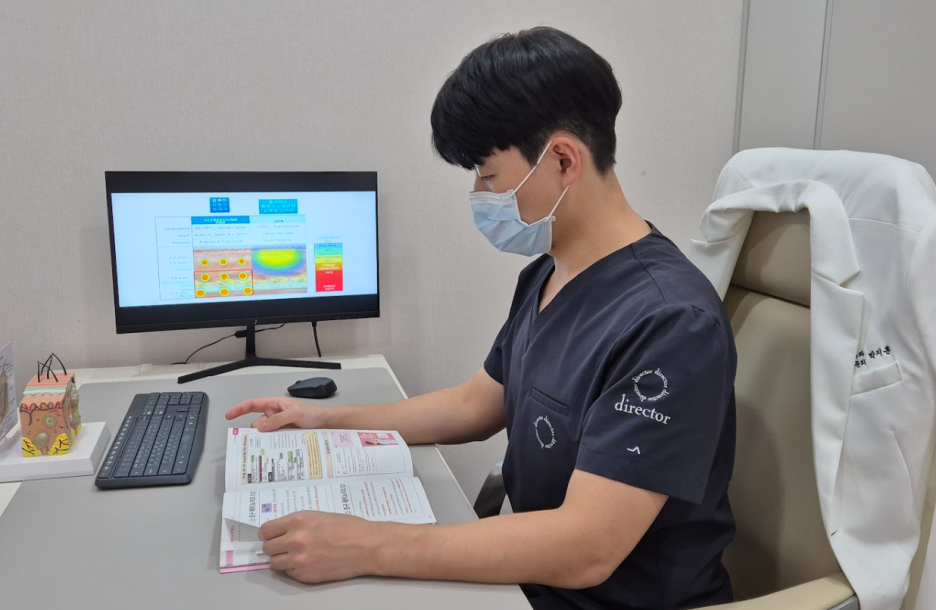 평택고덕피부과 패인 흉터 피부 구조 분석 진료 자료 검토 장면