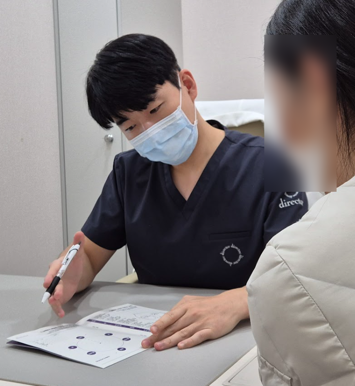 천호리프팅 맞춤 턱선리프팅 계획을 설명하며 상담을 진행하는 의료진