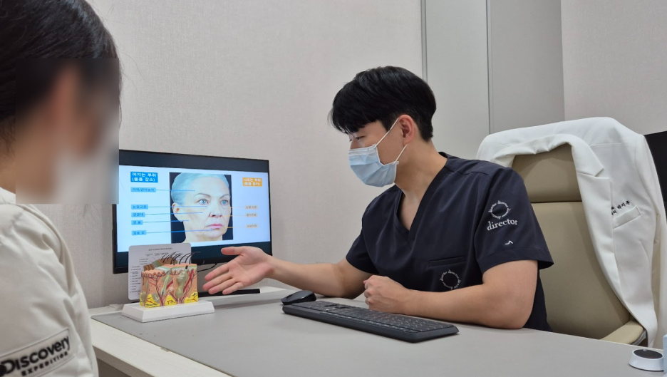 천호리프팅 턱선리프팅 원리를 피부 구조 모형으로 설명하는 의료진