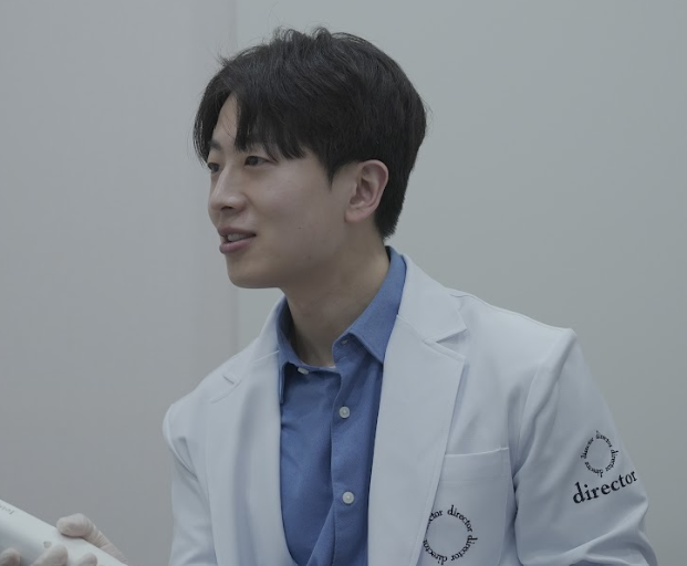 울산홍조 원장 피부 상태 상담 설명 장면