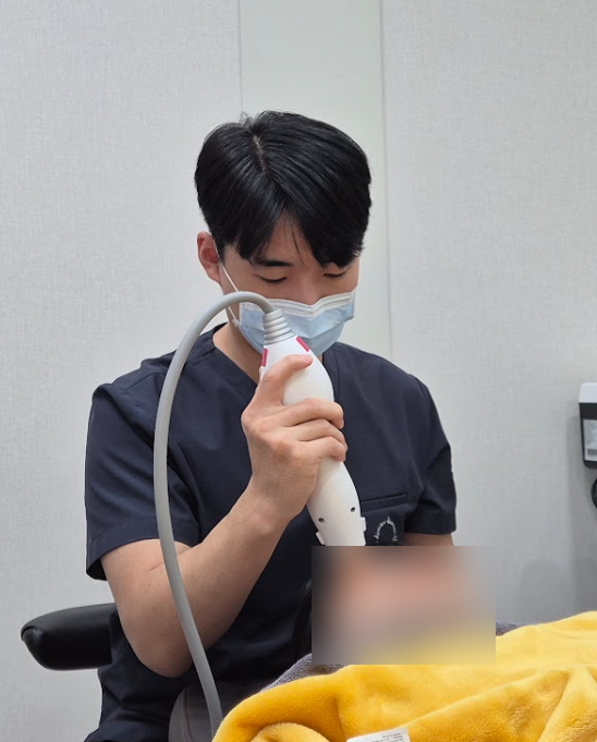 디렉터의원 원장 리프팅 시술 핸드피스 집중 시술 장면
