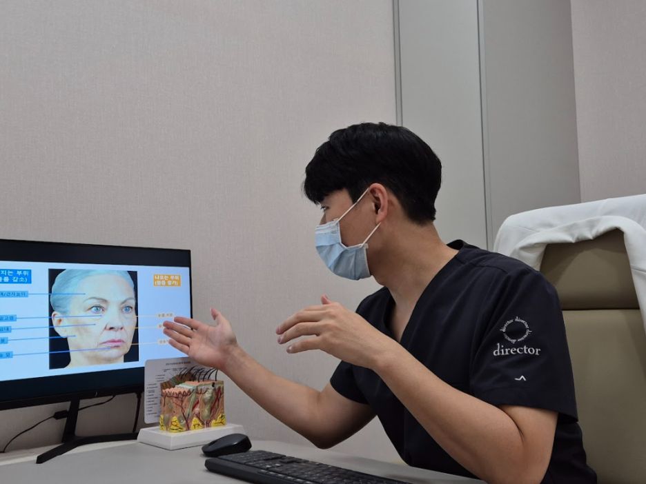 서울윤곽주사 원장 얼굴 노화 부위 모니터 상담 설명 장면