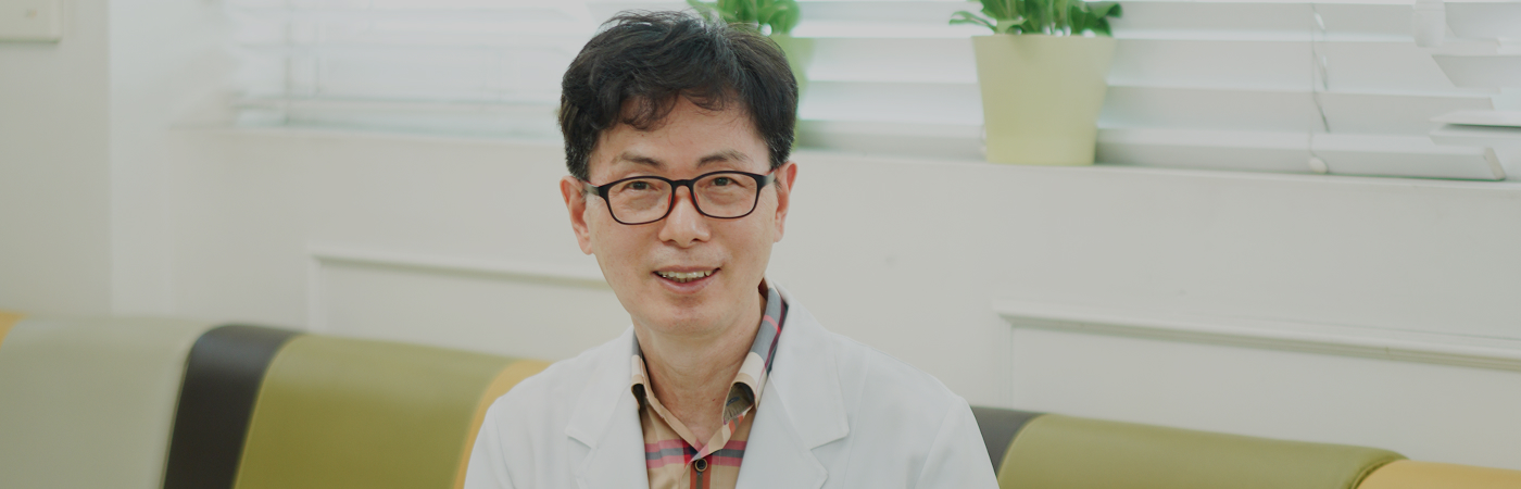 <span style="font-weight:600;">Dr. Kim Gi Chan Board-Certified Dermatologist & Urologist</span>