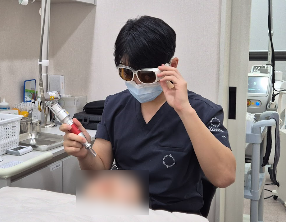 디렉터의원 원장 레이저 시술 보호안경 착용 시술 모습