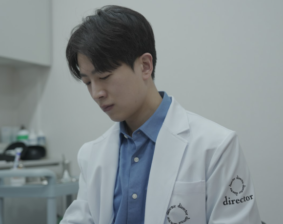 울산홍조 원장 진료 차트 검토 진료 모습