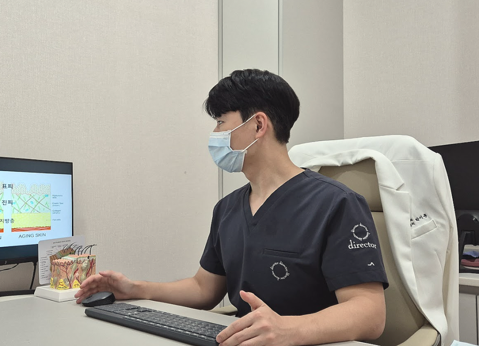고덕역피부과 원장 패인흉터 피부 구조 노화 연구 학습 진료 준비 모습