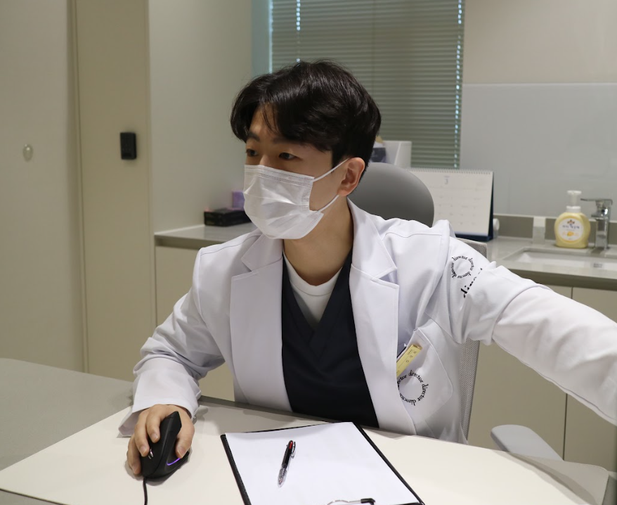 울산홍조 원장 모니터 진료 상담 준비 모습