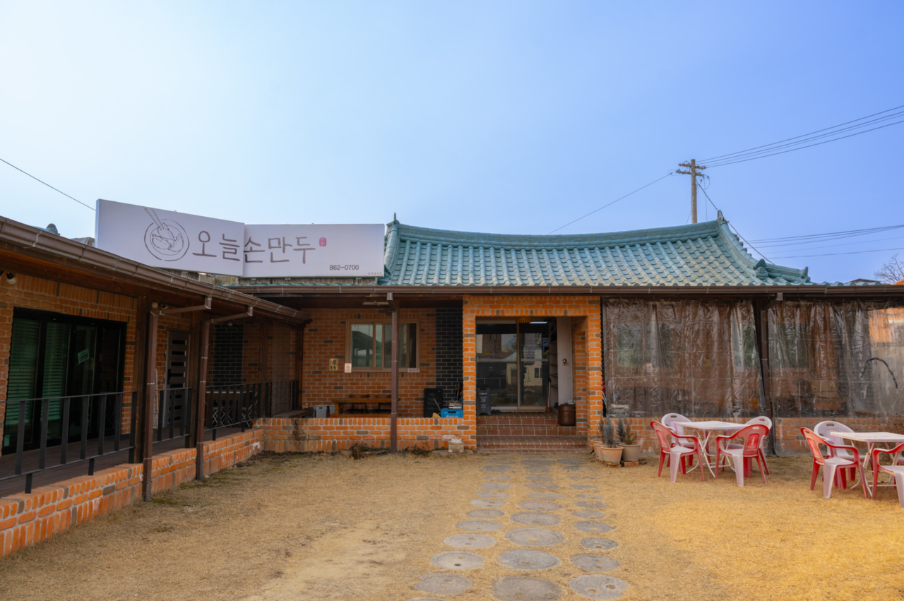 오늘손만두 전경(야외석)
