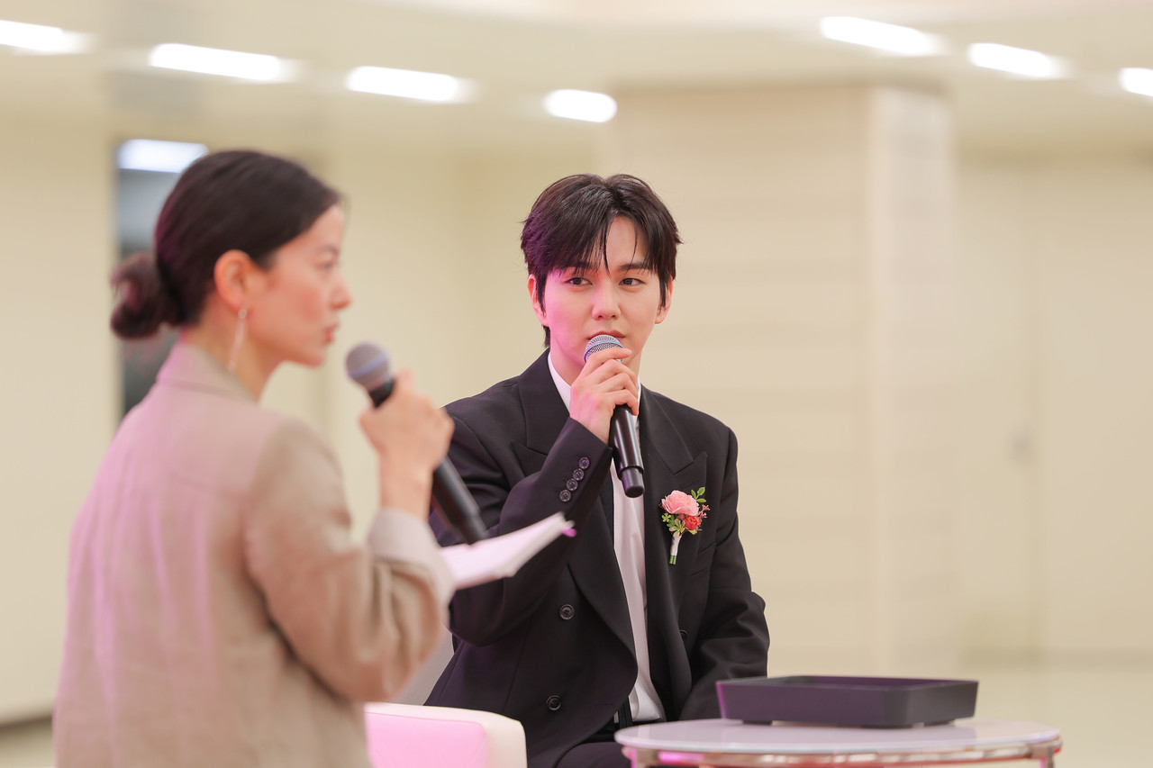코리아 엑스포 메인 스테이지에서 게스트와 관객이 함께하는 포토타임