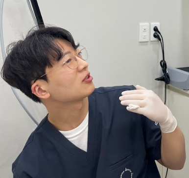 울산포텐자 담당 원장 모공 시술 상담 설명 장면