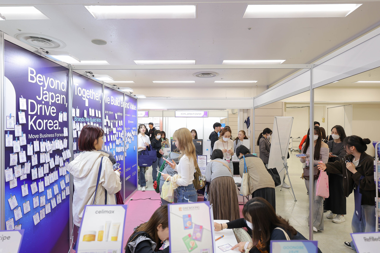 부스에서 진행되는 바이어–참가사 1:1 비즈니스 미팅