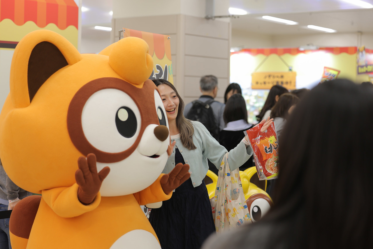 코리아 엑스포 전시장 통로에서 상담과 제품 체험을 진행 중인 참관객과 참가사