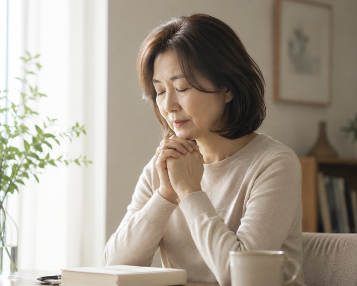책 앞에서 눈을 감고 마음을 고르는 여성, 마음이 소란한 날의 필사, 스틸당