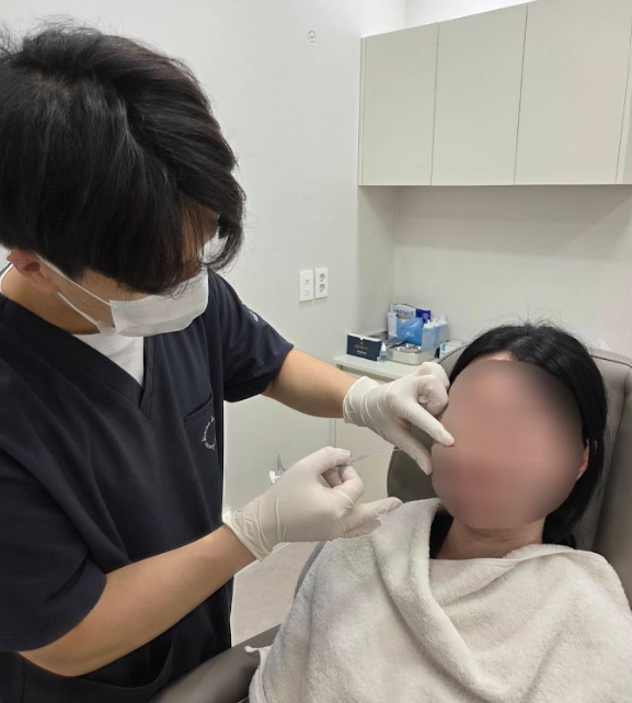 디렉터의원 의료진이 캐뉼라를 이용해 고우리 콜라겐부스터 시술을 진행하는 모습
