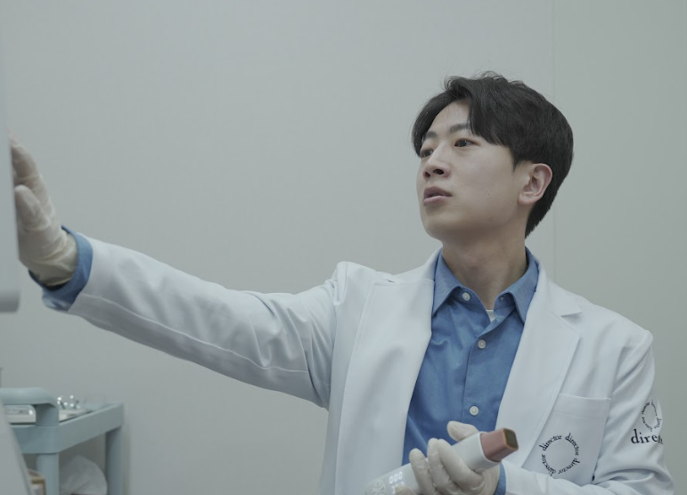 울산팔자주름 필러 시술을 앞두고 시술실에서 준비하는 원장 사진