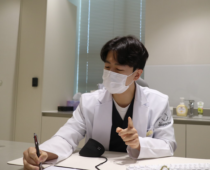 울산팔자주름 필러 주입 부위와 적정량을 차트에 기록하며 설명하는 진료 사진